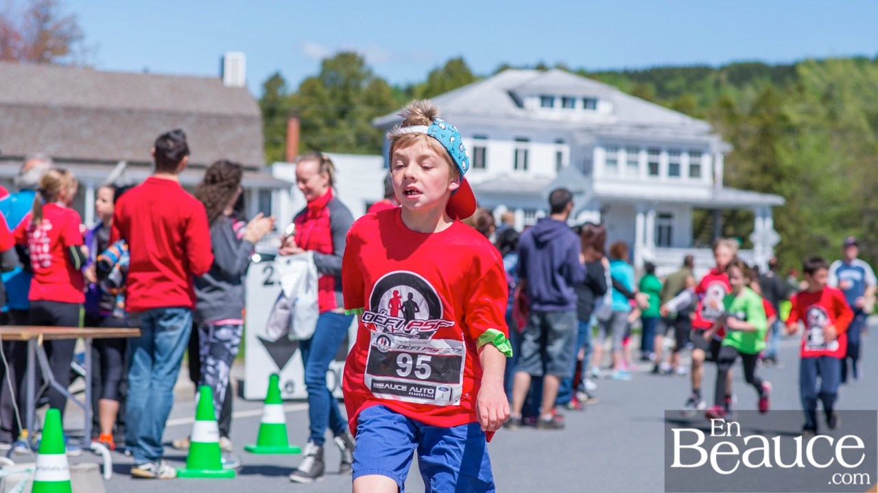 Environ 200 enfants ont couru le 2 km du Défi PSF, pour la grande joie des spectateurs