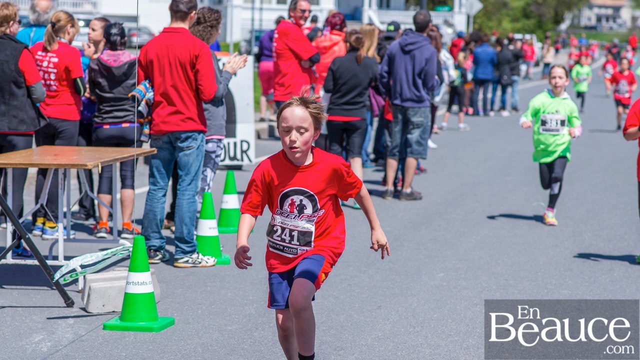 Environ 200 enfants ont couru le 2 km du Défi PSF, pour la grande joie des spectateurs