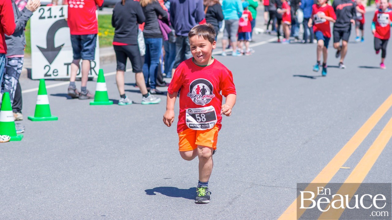 Environ 200 enfants ont couru le 2 km du Défi PSF, pour la grande joie des spectateurs