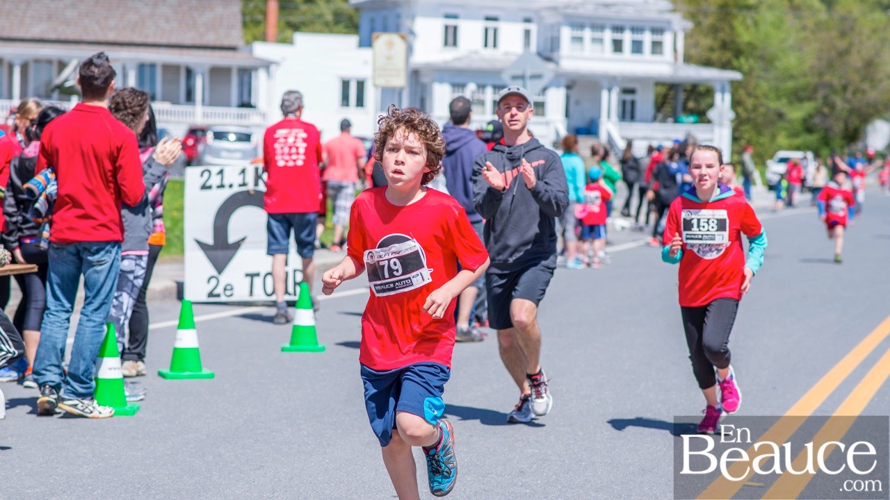 Environ 200 enfants ont couru le 2 km du Défi PSF, pour la grande joie des spectateurs