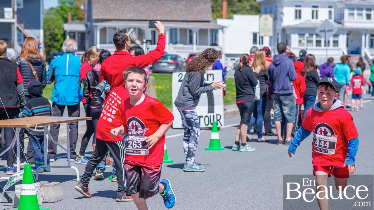 Environ 200 enfants ont couru le 2 km du Défi PSF, pour la grande joie des spectateurs