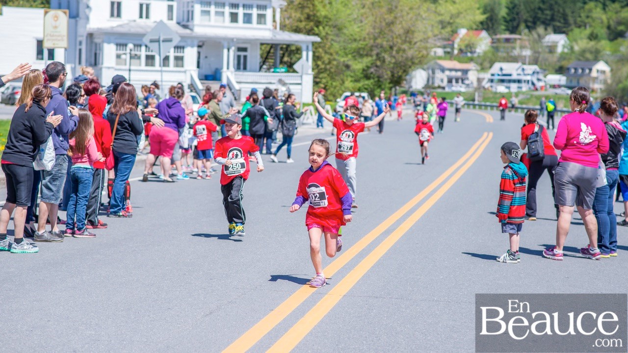 Environ 200 enfants ont couru le 2 km du Défi PSF, pour la grande joie des spectateurs
