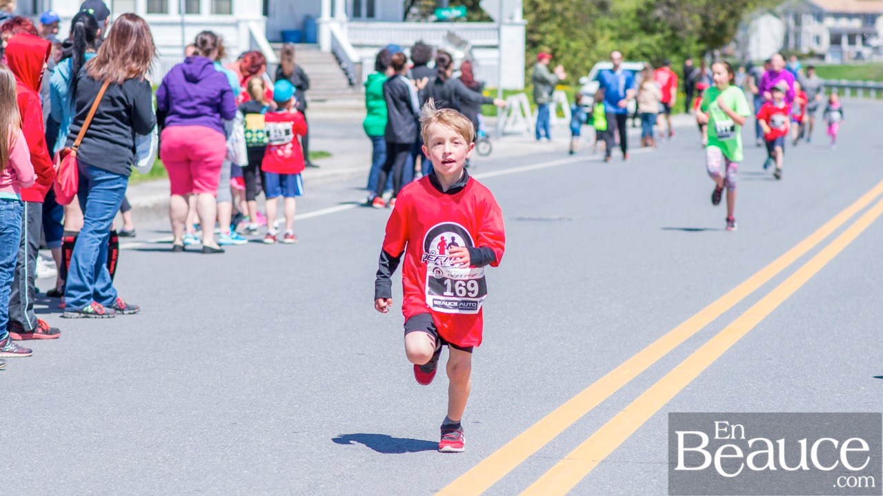Environ 200 enfants ont couru le 2 km du Défi PSF, pour la grande joie des spectateurs