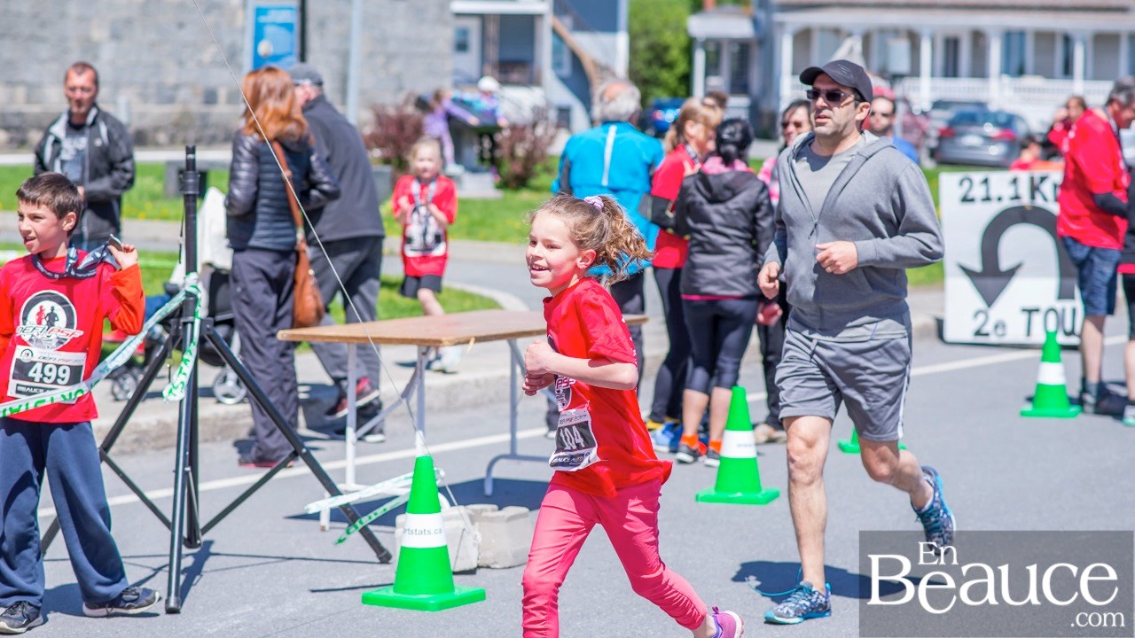 Environ 200 enfants ont couru le 2 km du Défi PSF, pour la grande joie des spectateurs