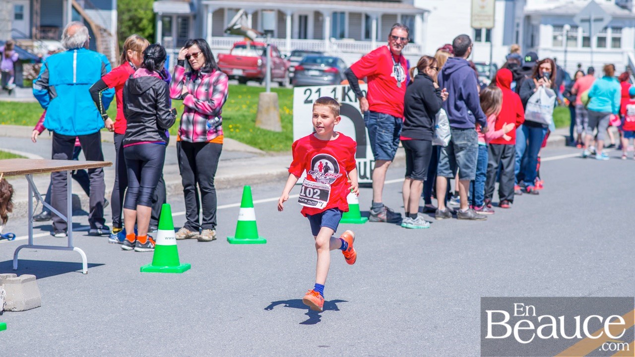 Environ 200 enfants ont couru le 2 km du Défi PSF, pour la grande joie des spectateurs