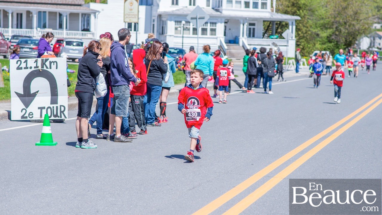 Environ 200 enfants ont couru le 2 km du Défi PSF, pour la grande joie des spectateurs