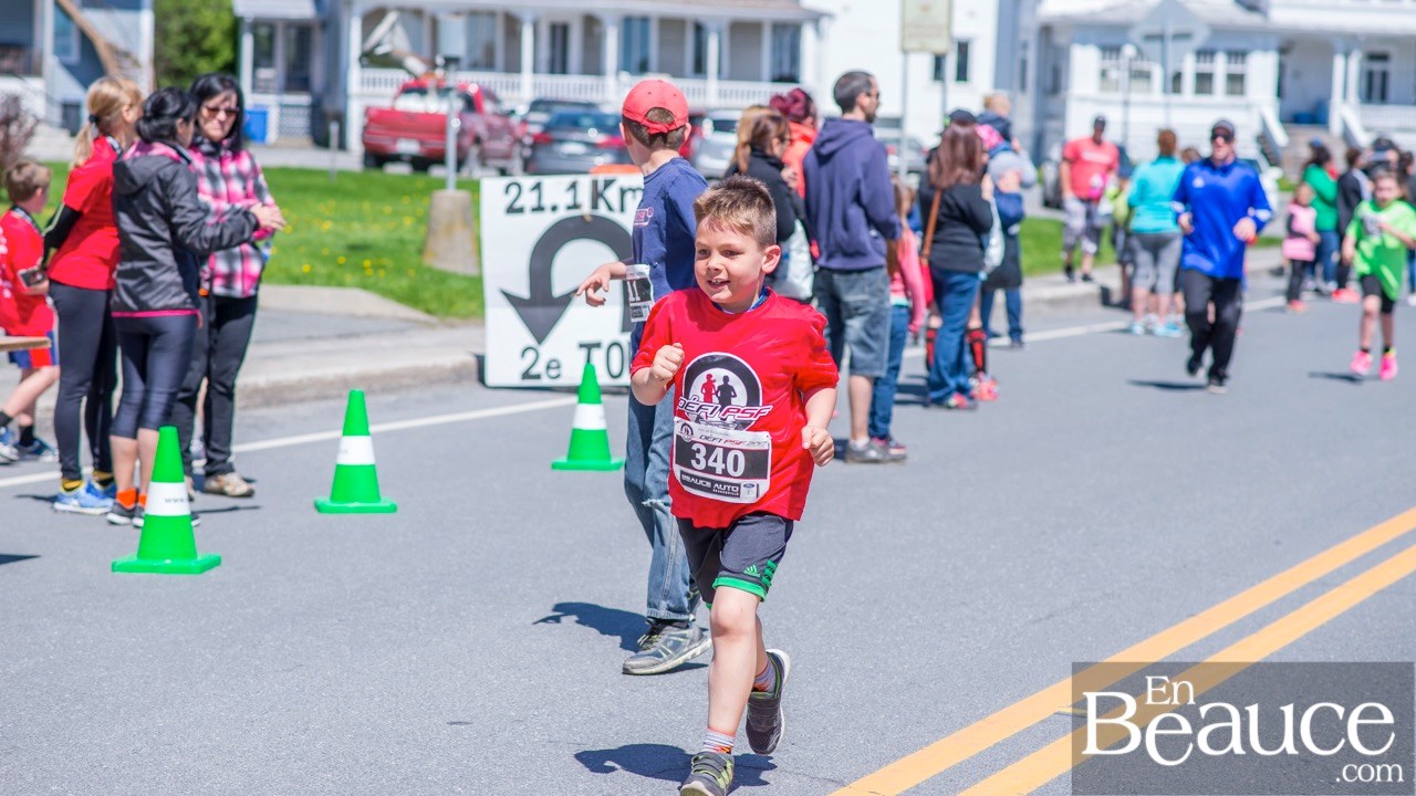 Environ 200 enfants ont couru le 2 km du Défi PSF, pour la grande joie des spectateurs