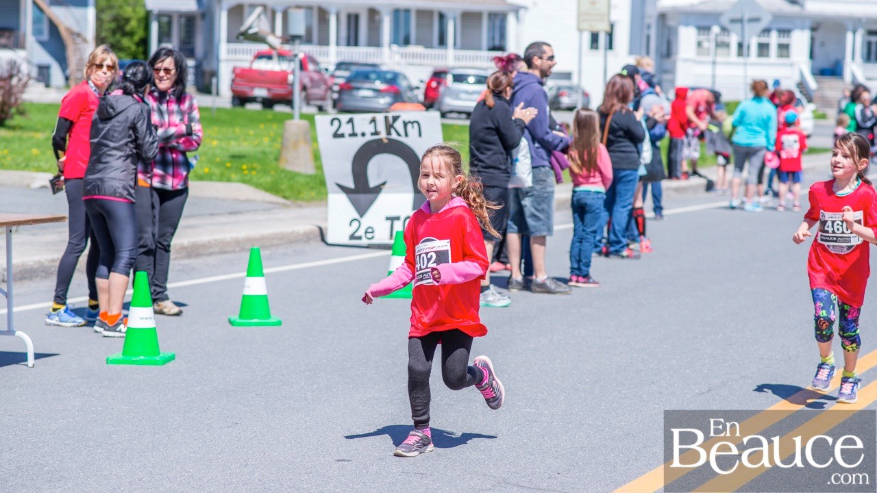 Environ 200 enfants ont couru le 2 km du Défi PSF, pour la grande joie des spectateurs