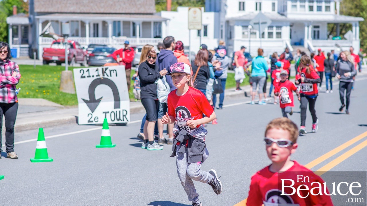 Environ 200 enfants ont couru le 2 km du Défi PSF, pour la grande joie des spectateurs