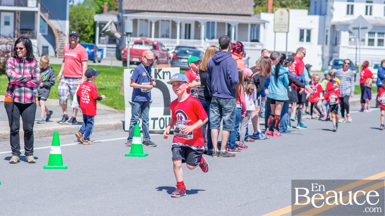 Environ 200 enfants ont couru le 2 km du Défi PSF, pour la grande joie des spectateurs