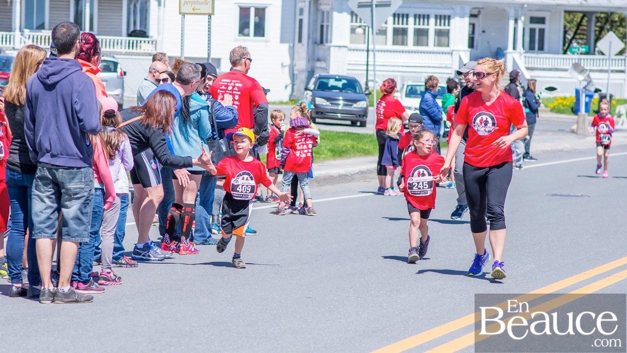 Environ 200 enfants ont couru le 2 km du Défi PSF, pour la grande joie des spectateurs