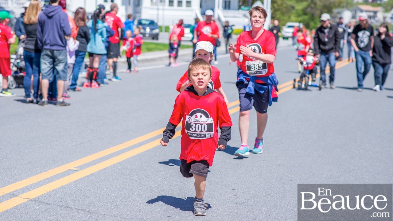 Environ 200 enfants ont couru le 2 km du Défi PSF, pour la grande joie des spectateurs