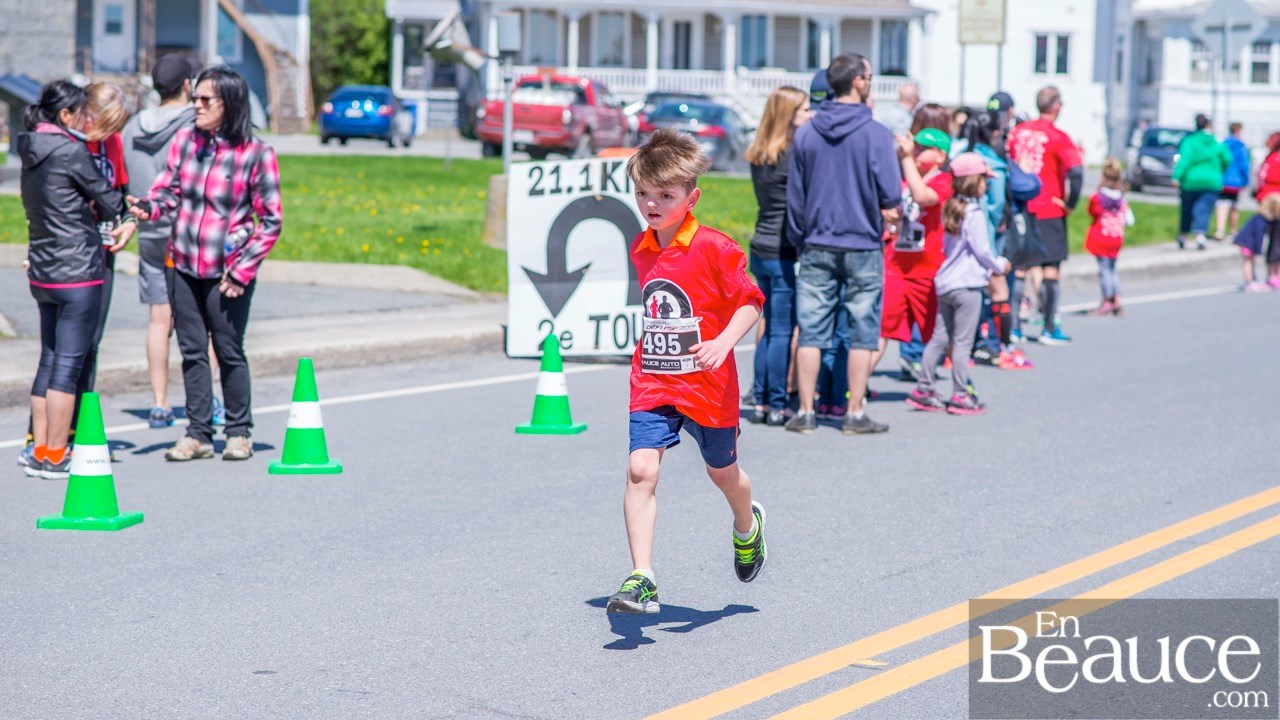 Environ 200 enfants ont couru le 2 km du Défi PSF, pour la grande joie des spectateurs