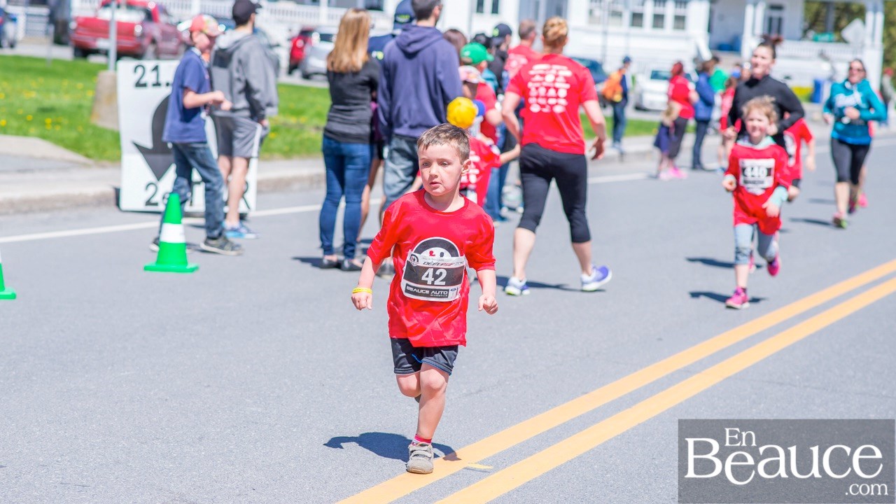 Environ 200 enfants ont couru le 2 km du Défi PSF, pour la grande joie des spectateurs