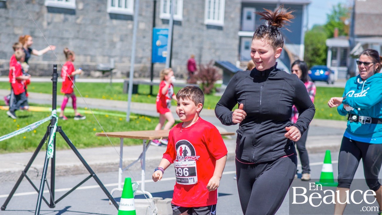 Environ 200 enfants ont couru le 2 km du Défi PSF, pour la grande joie des spectateurs