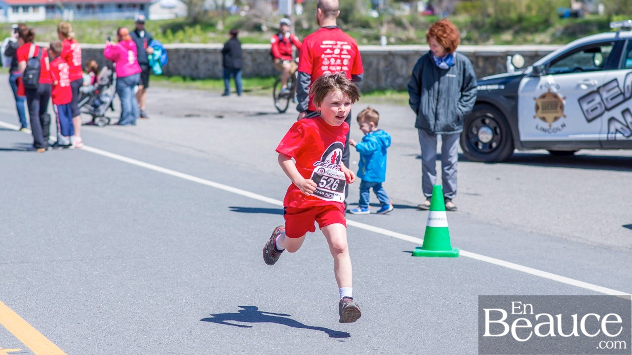Environ 200 enfants ont couru le 2 km du Défi PSF, pour la grande joie des spectateurs