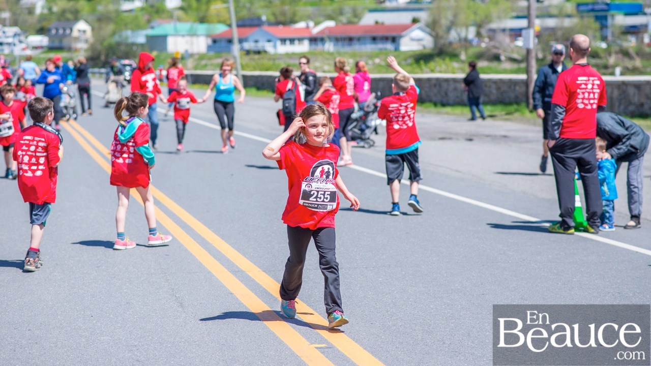 Environ 200 enfants ont couru le 2 km du Défi PSF, pour la grande joie des spectateurs