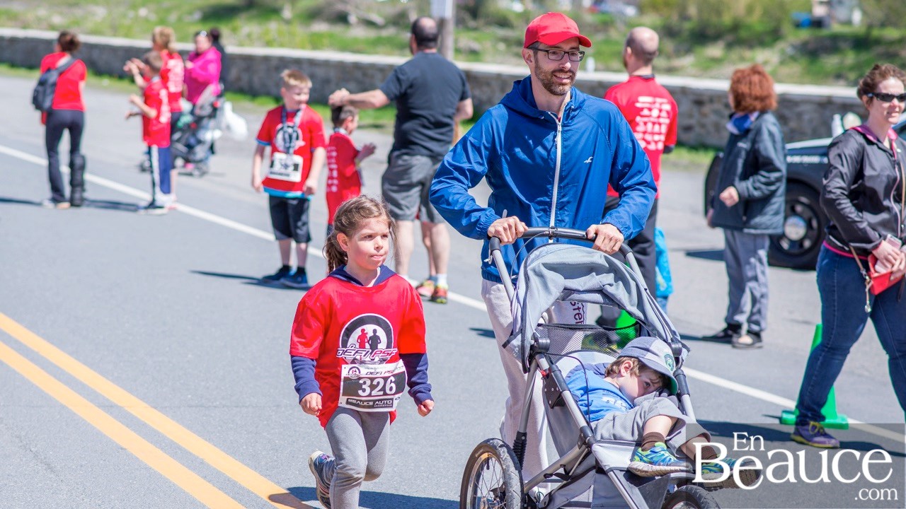 Environ 200 enfants ont couru le 2 km du Défi PSF, pour la grande joie des spectateurs