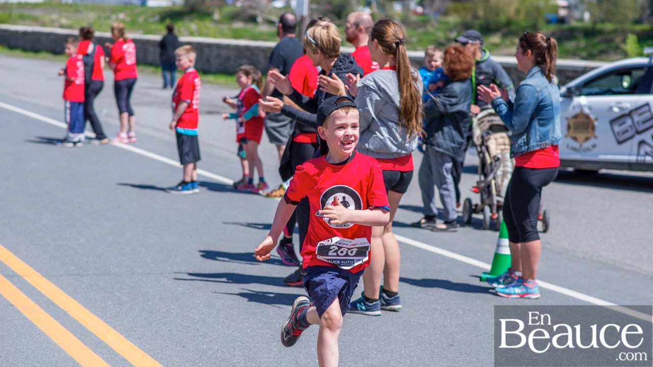 Environ 200 enfants ont couru le 2 km du Défi PSF, pour la grande joie des spectateurs