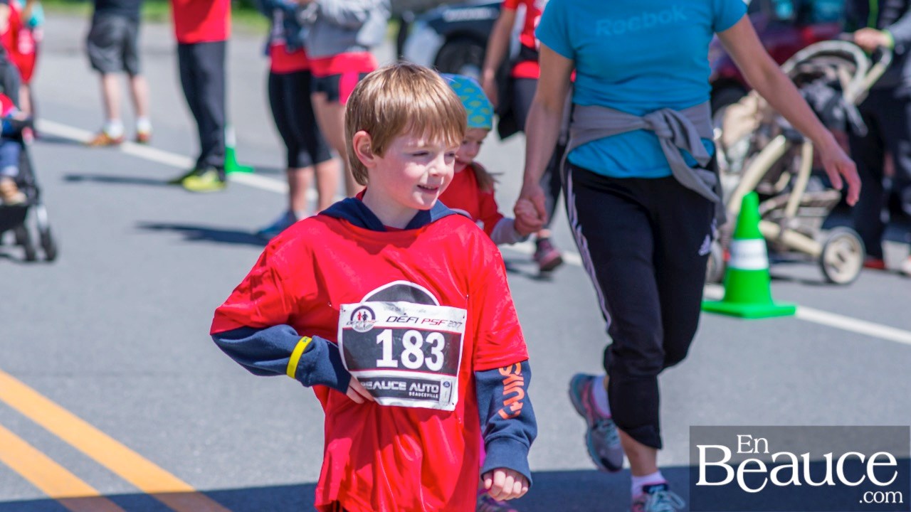 Environ 200 enfants ont couru le 2 km du Défi PSF, pour la grande joie des spectateurs