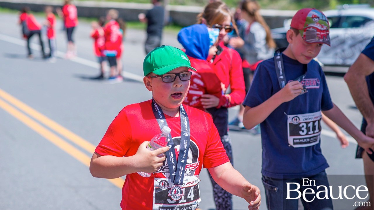 Environ 200 enfants ont couru le 2 km du Défi PSF, pour la grande joie des spectateurs
