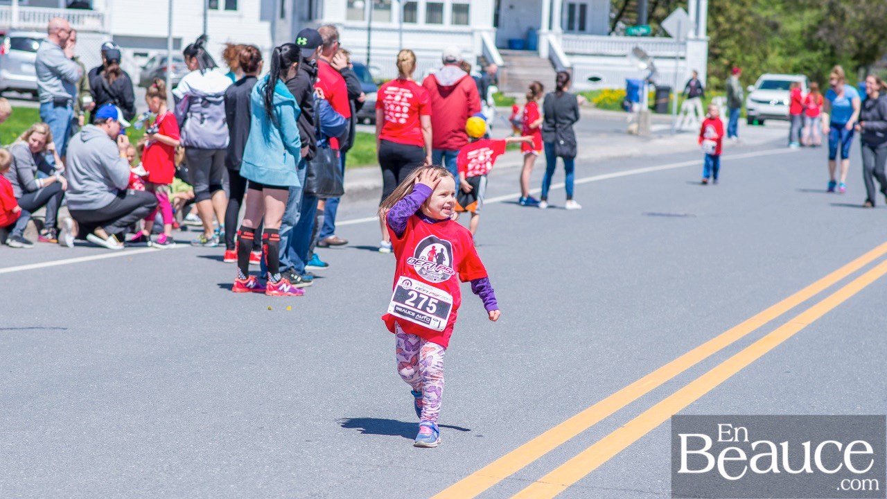 Environ 200 enfants ont couru le 2 km du Défi PSF, pour la grande joie des spectateurs
