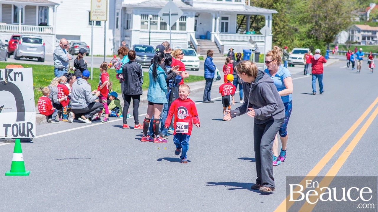 Environ 200 enfants ont couru le 2 km du Défi PSF, pour la grande joie des spectateurs