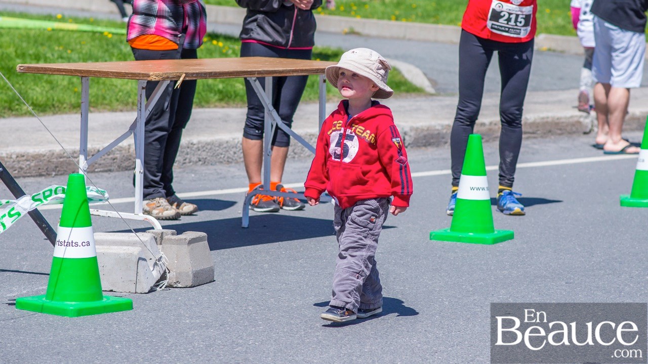 Environ 200 enfants ont couru le 2 km du Défi PSF, pour la grande joie des spectateurs