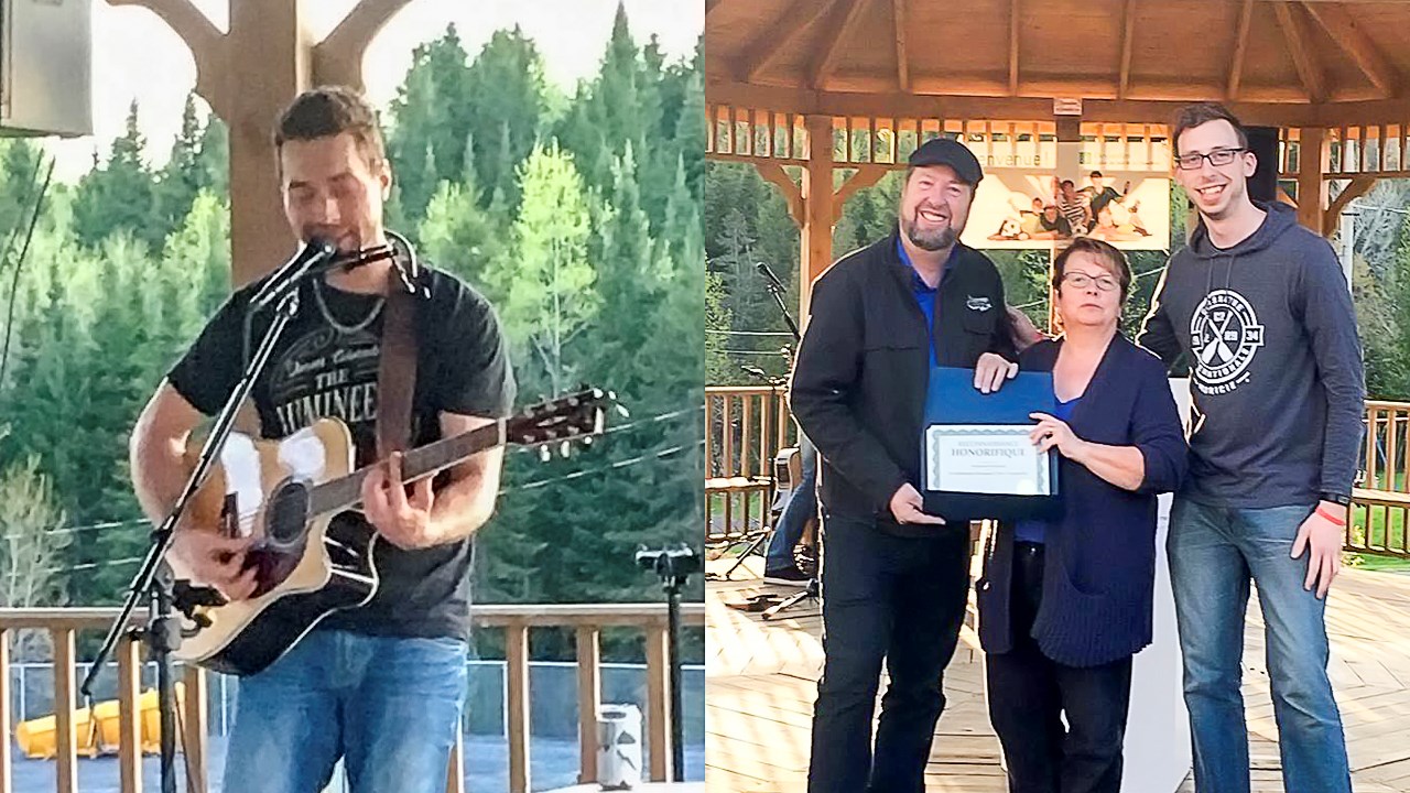De gauche à droite, le chansonnier Mathieu Roy, Normand DeLessard, la mairesse de Saint-Simon Christine Caron et Martin St-Laurent, conseiller municipal.