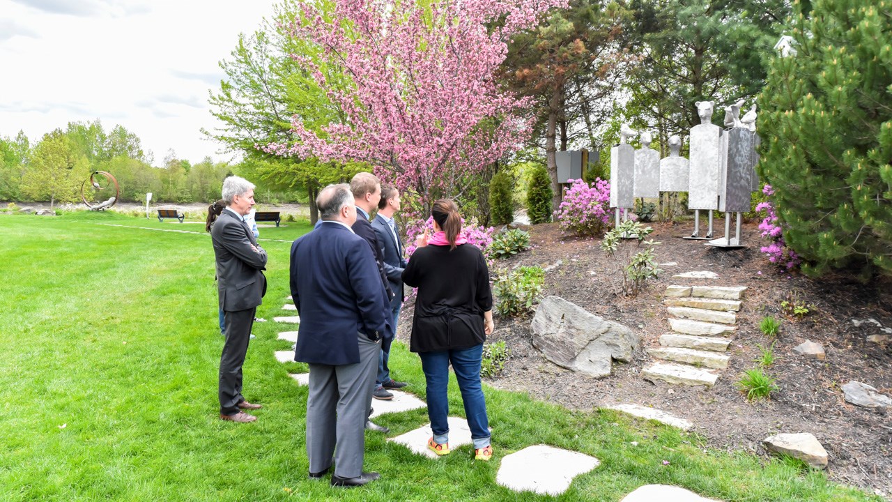 Le ministre de la culture en visite à St-Georges pour les sculptures de Beauce Art