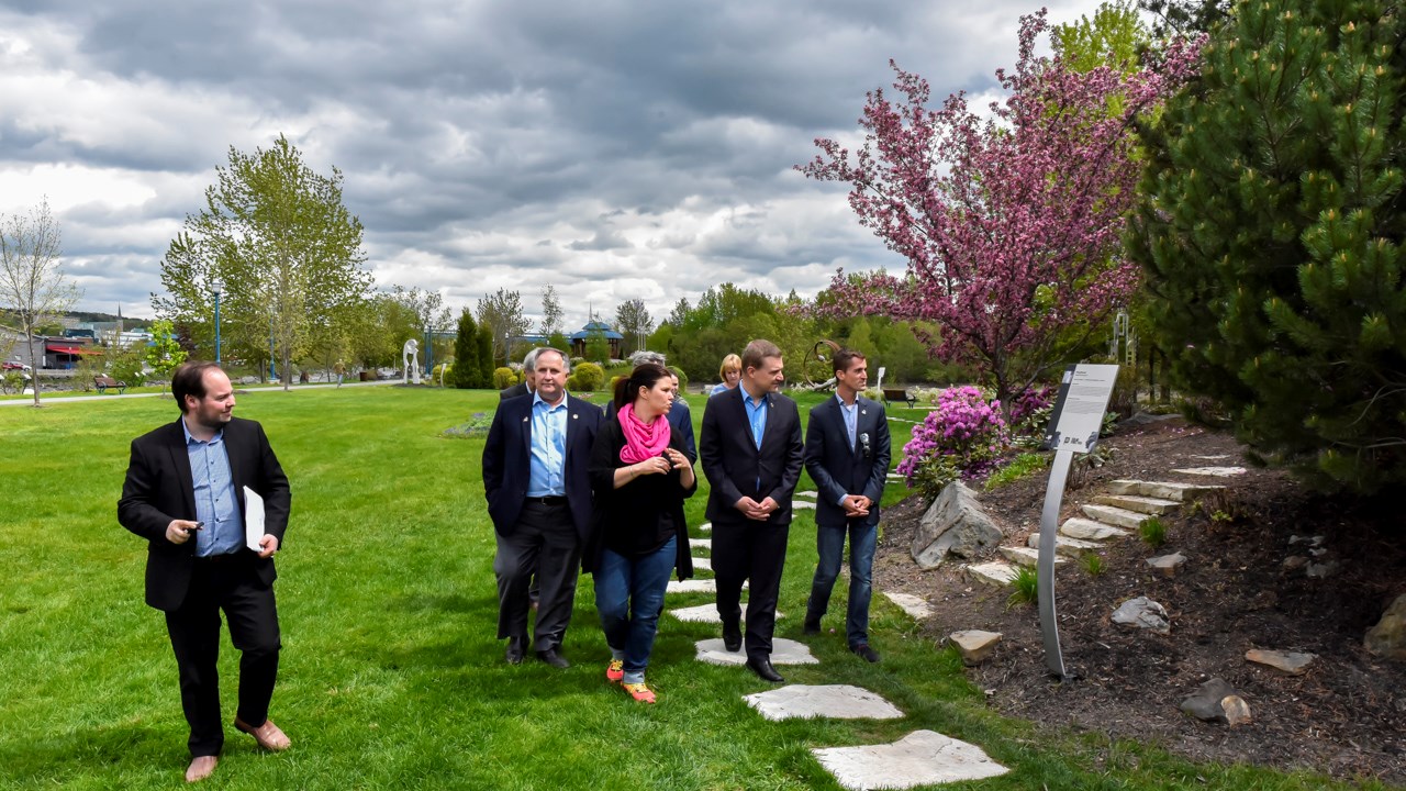 Le ministre de la culture en visite à St-Georges pour les sculptures de Beauce Art