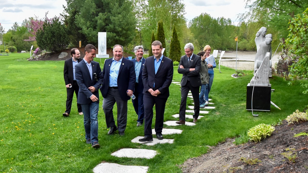 Le ministre de la culture en visite à St-Georges pour les sculptures de Beauce Art