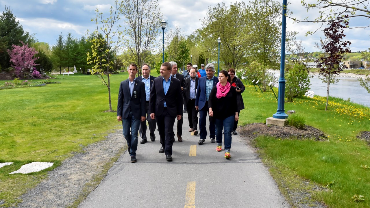 Le ministre de la culture en visite à St-Georges pour les sculptures de Beauce Art