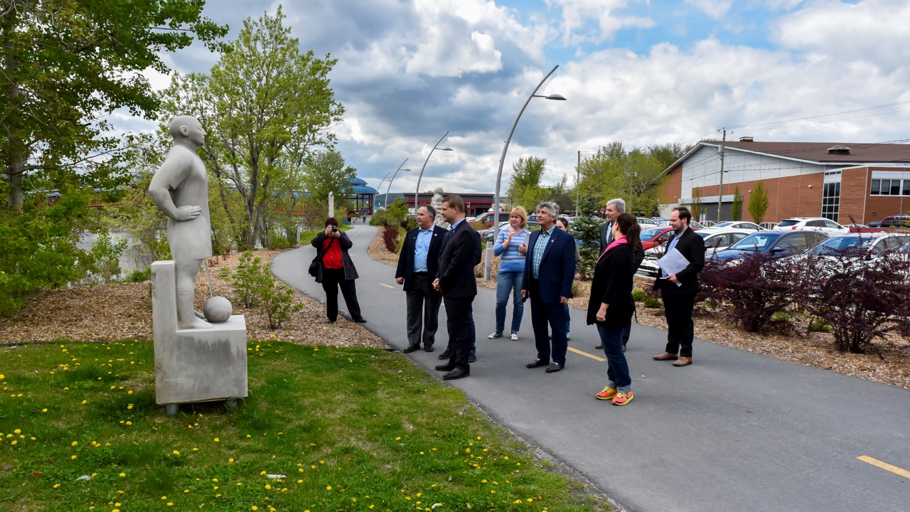 Le ministre de la culture en visite à St-Georges pour les sculptures de Beauce Art