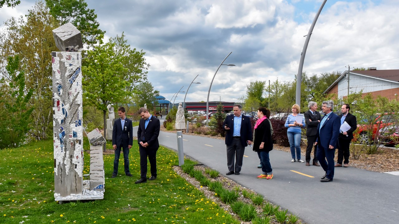 Le ministre de la culture en visite à St-Georges pour les sculptures de Beauce Art