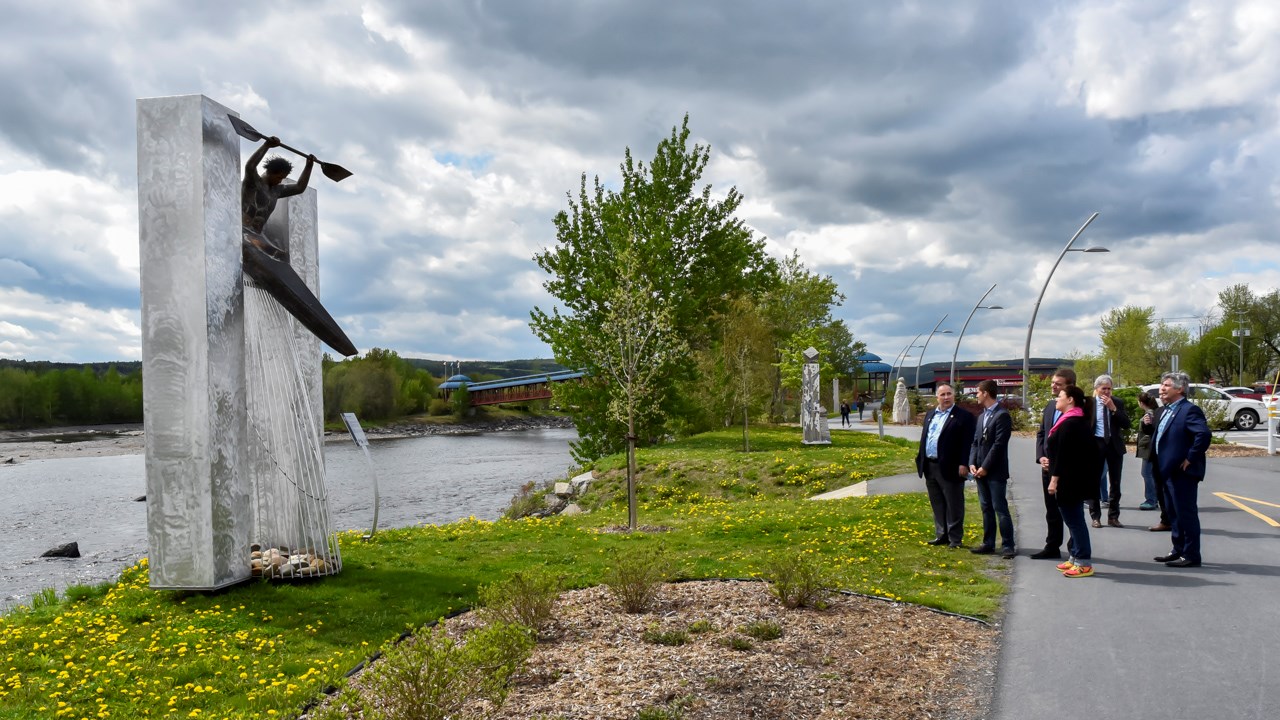 Le ministre de la culture en visite à St-Georges pour les sculptures de Beauce Art
