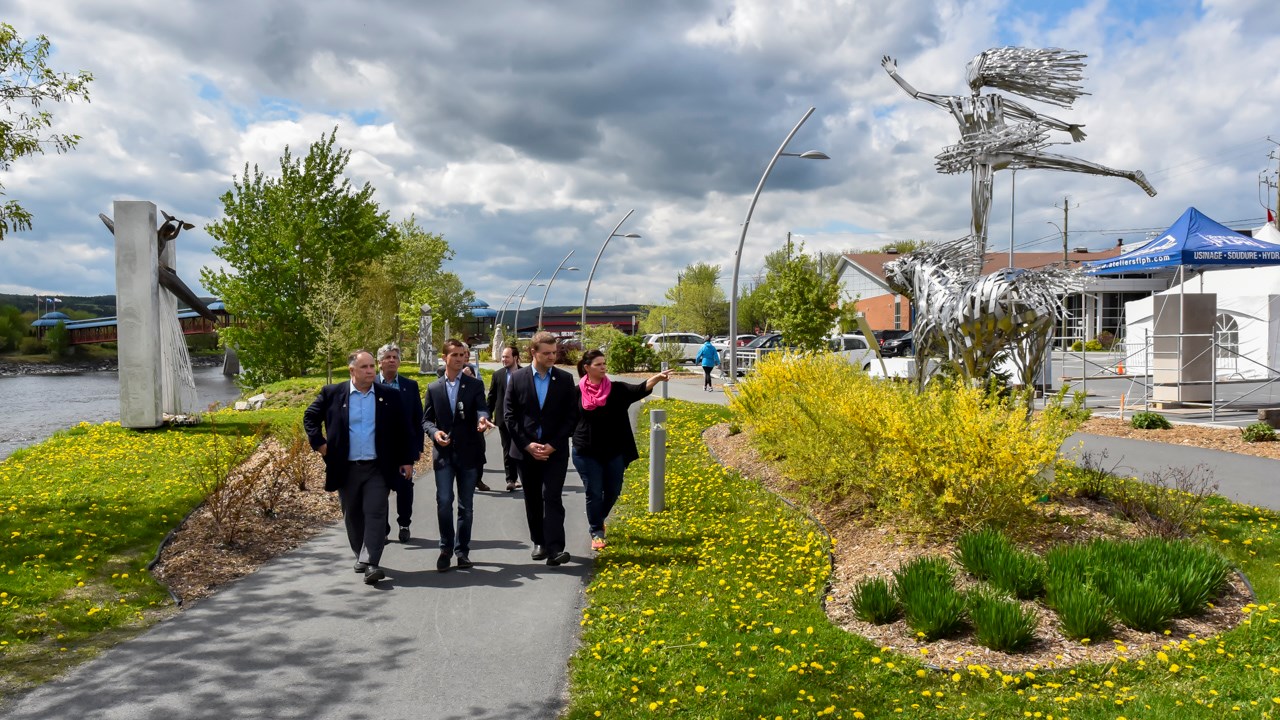 Le ministre de la culture en visite à St-Georges pour les sculptures de Beauce Art
