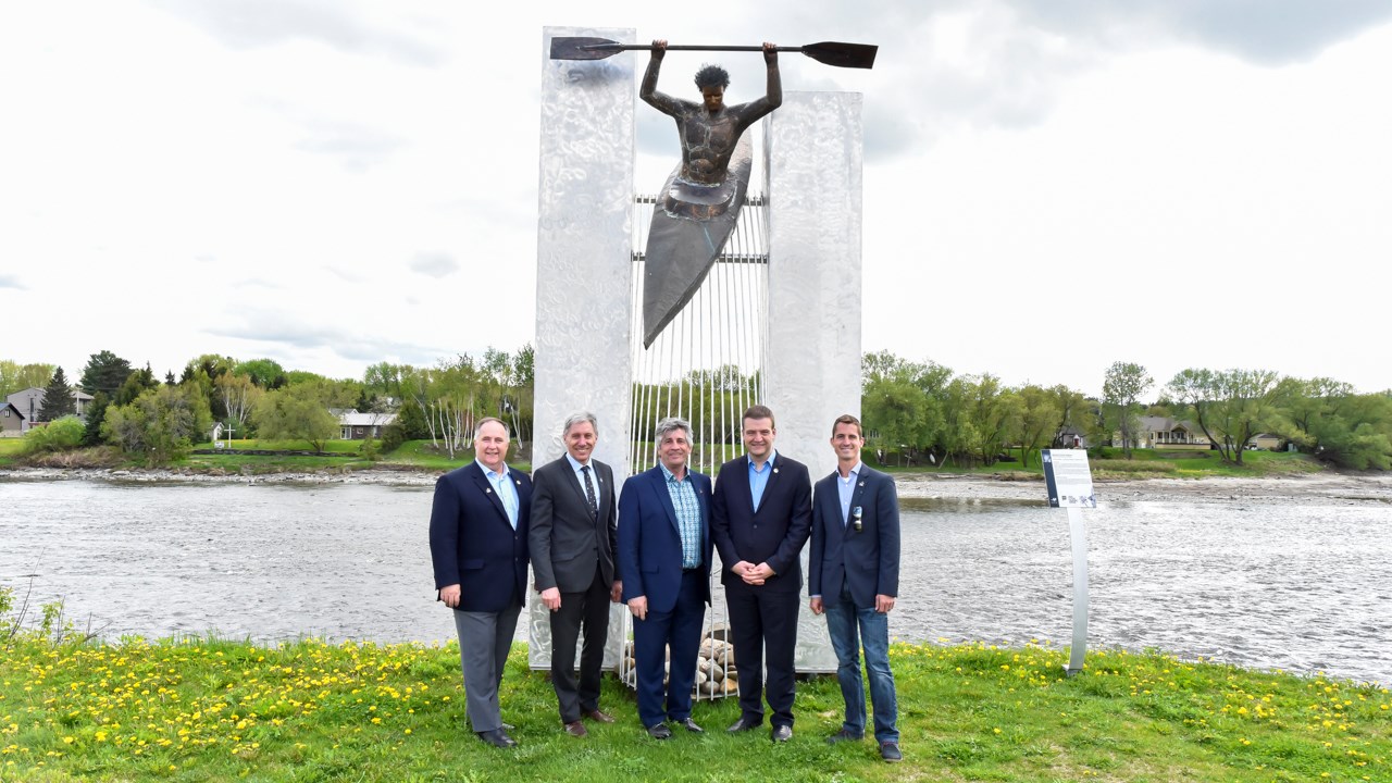 De gauche à droite, Paul Busque, député de Beauce Sud, Luc Thibaudeau, vice-président de Beauce Art, Marcel Drouin, directeur général, Luc Fortin, ministre de la culture et Adam Veilleux, président de Beauce Art.