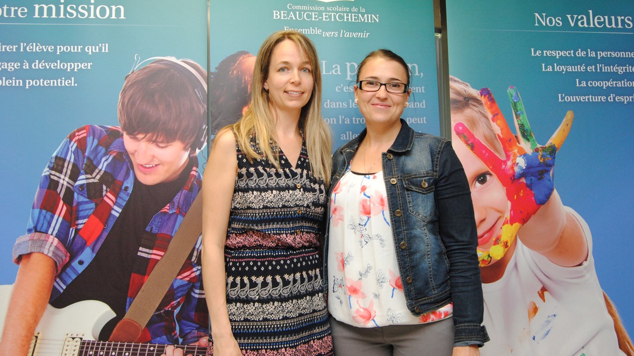 La directrice de l’école de la Haute-Beauce Mme Manon Dulac, ainsi que Mme Sylvie-Anne Lessard, technicienne en service de garde lors d’une rencontre des services de garde de la CSBE où on a souligné le 3e prix obtenu par le projet Couture. Mme Josée Beaudoin, éducatrice en service de garde, ne pouvait être présente.