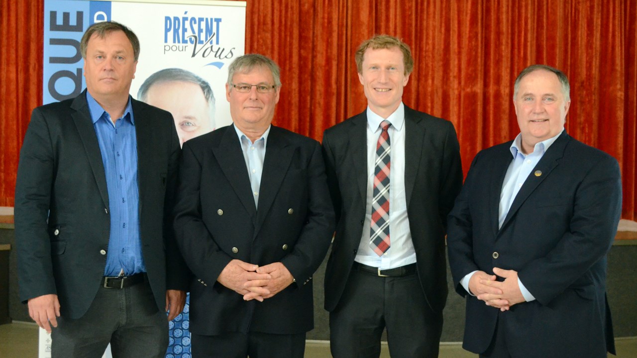 De gauche à droite, les maires de Saint-Honoré, Dany Quirion et Richard Couet, le secrétaire parlementaire, Marc Miller, et le député de Beauce-Sud, Paul Busque.