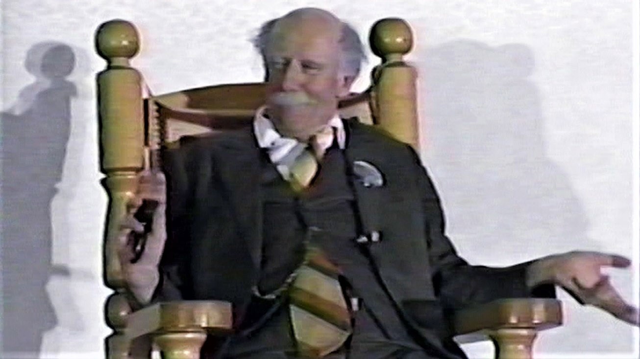 Normand DeLessard présente des images du spectacle du Père Gédéon au Centre de congrès Le Georgesville à la fin des années 1980, dans le cadre du Festival beauceron de l'érable.
