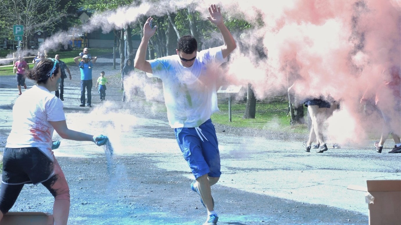 Succès pour la deuxième édition de la course colorée déguisée au Parc des Sept-Chutes