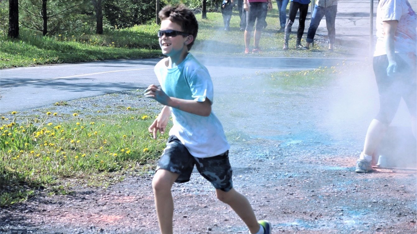 Succès pour la deuxième édition de la course colorée déguisée au Parc des Sept-Chutes