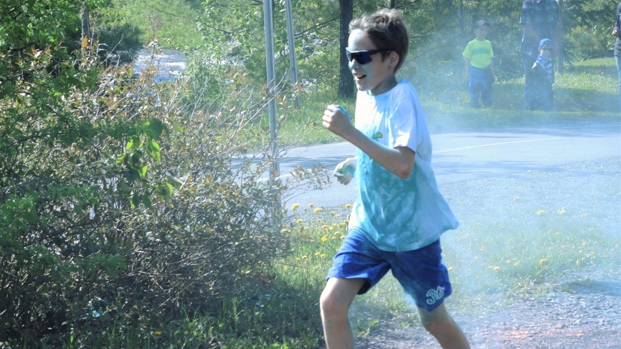 Succès pour la deuxième édition de la course colorée déguisée au Parc des Sept-Chutes