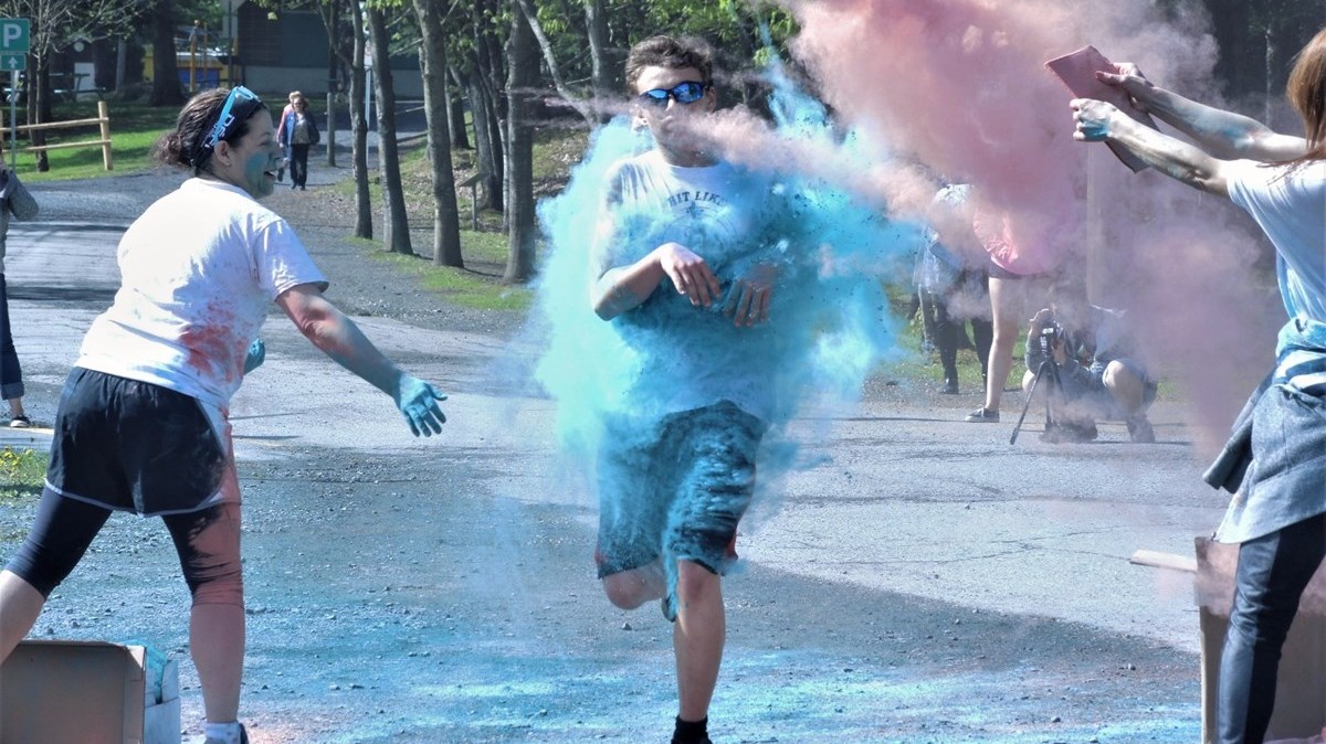 Succès pour la deuxième édition de la course colorée déguisée au Parc des Sept-Chutes