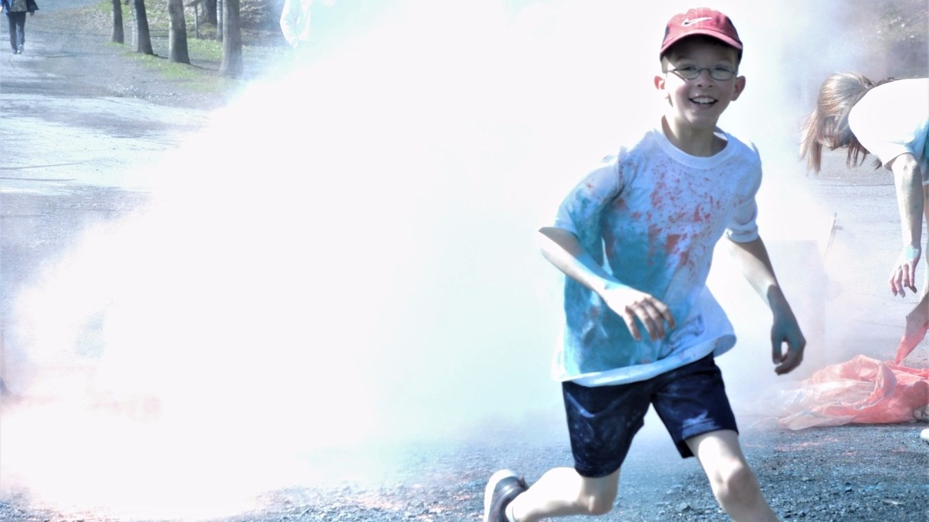 Succès pour la deuxième édition de la course colorée déguisée au Parc des Sept-Chutes