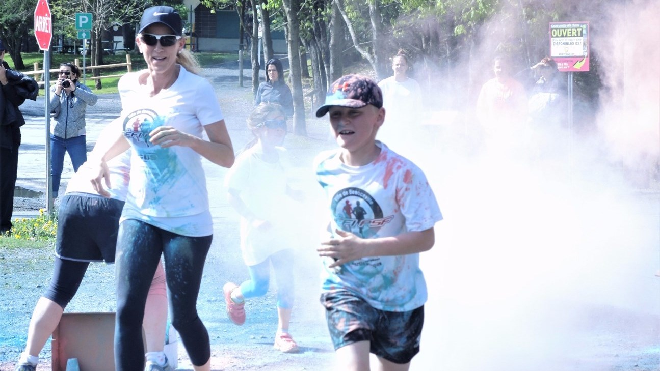 Succès pour la deuxième édition de la course colorée déguisée au Parc des Sept-Chutes