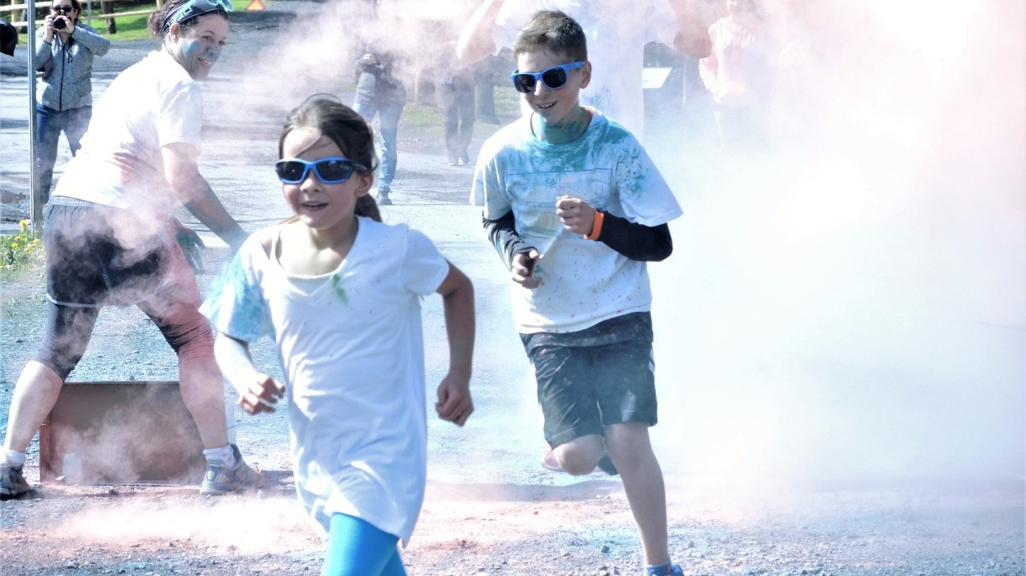 Succès pour la deuxième édition de la course colorée déguisée au Parc des Sept-Chutes