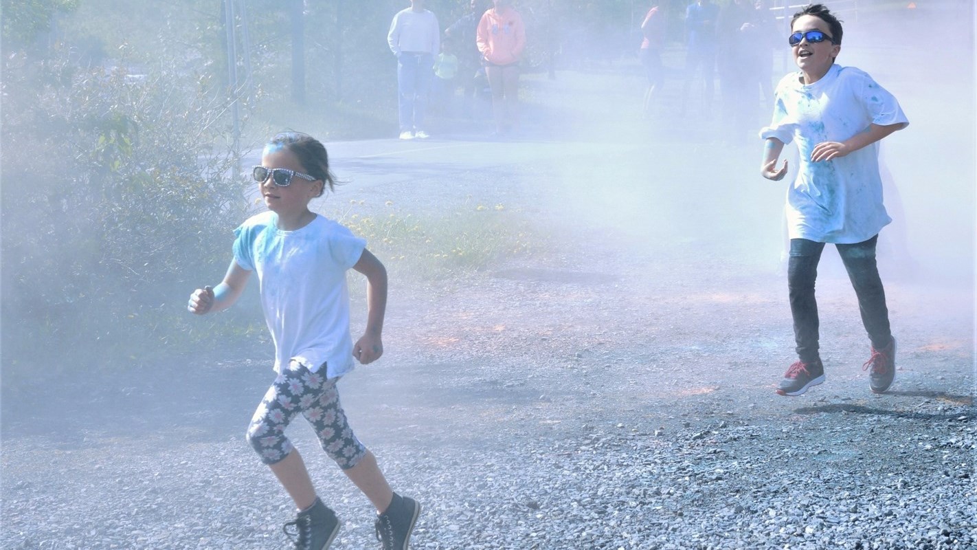 Succès pour la deuxième édition de la course colorée déguisée au Parc des Sept-Chutes
