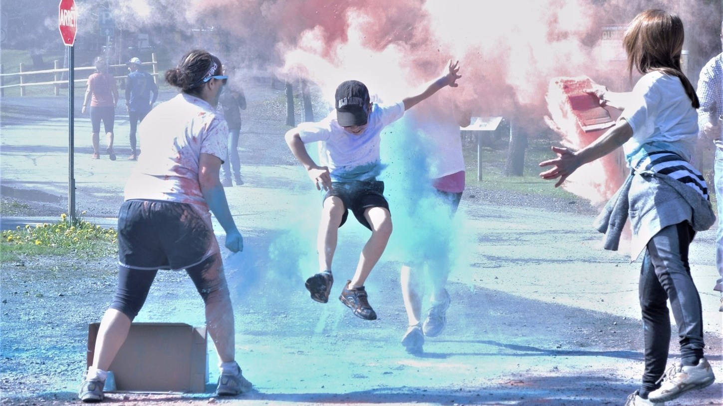 Succès pour la deuxième édition de la course colorée déguisée au Parc des Sept-Chutes